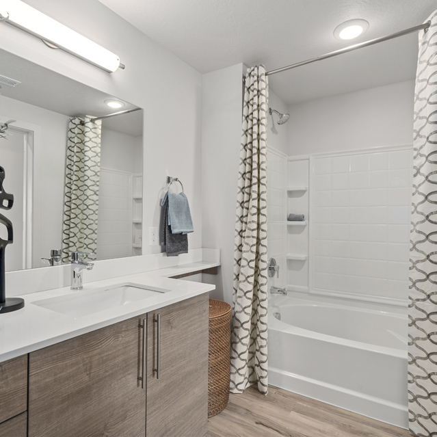 Ember Peaks at American Fork - Bathroom with Tub and Plants